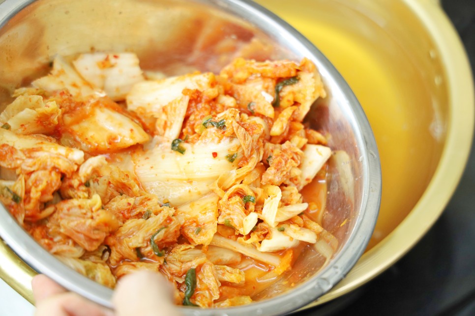 꽁치통조림김치찌개 끓이는법 레시피 얼큰한 국물요리 묵은지 신김치 찌개종류