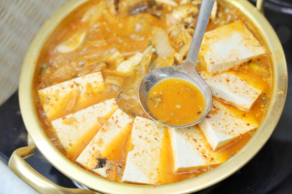 꽁치통조림김치찌개 끓이는법 레시피 얼큰한 국물요리 묵은지 신김치 찌개종류