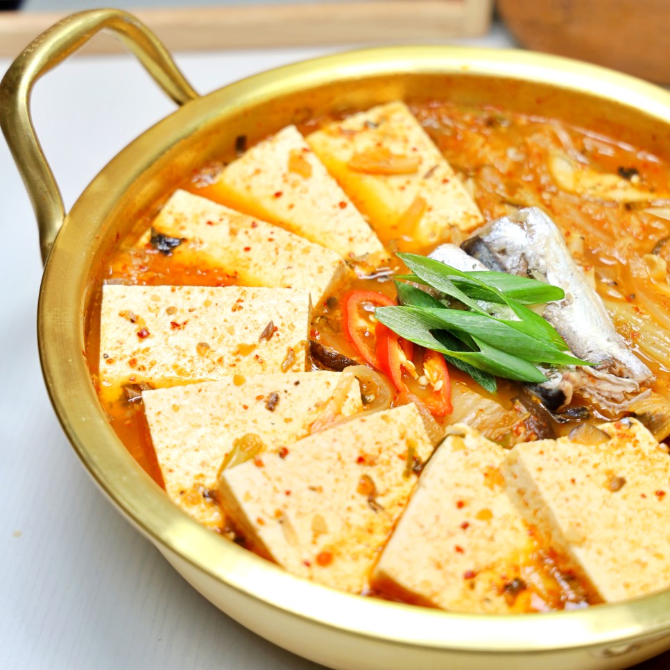 꽁치통조림김치찌개 끓이는법 레시피 얼큰한 국물요리 묵은지 신김치 찌개종류