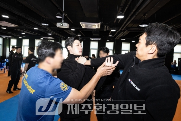 대한항공 객실 교관, “승객 안전 지킵니다”..대통령경호처 훈련 받아..