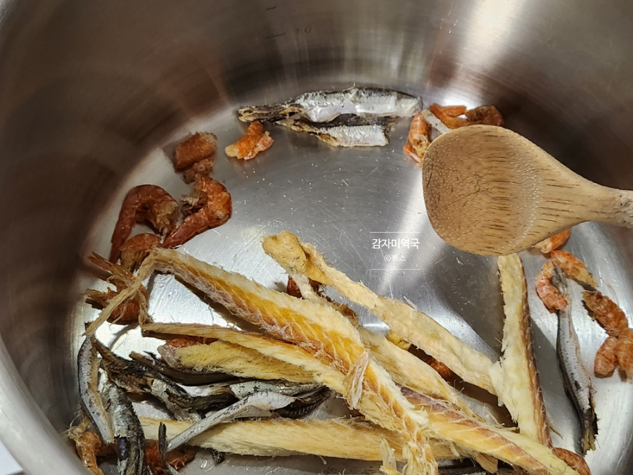 고기없이 미역국 끓이는 방법 감자 미역국 맛있게 끓이는법