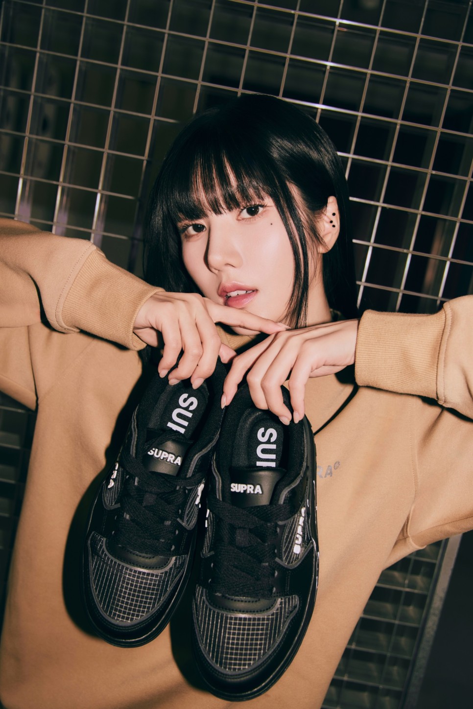 여자 숏패딩 브랜드 수프라 (SUPRA) 권은비 패션 화보 패딩조끼, 베이더 신발