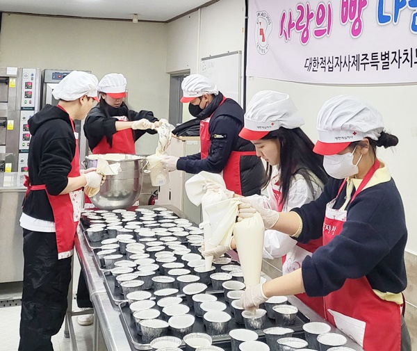 제주에너지공사 사랑의 제빵봉사’진행