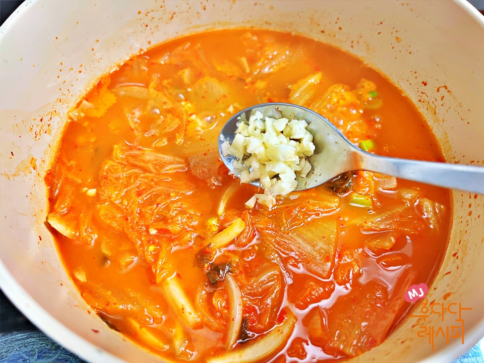 간단 참치김치찌개 맛있게 끓이는법 참치 스팸김치찌개 레시피 신김치참치찌개