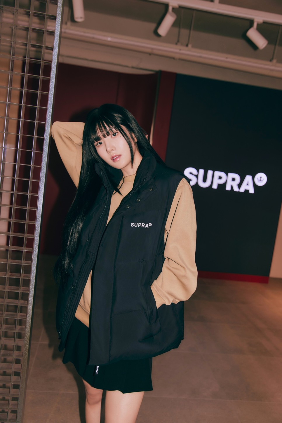 여자 숏패딩 브랜드 수프라 (SUPRA) 권은비 패션 화보 패딩조끼, 베이더 신발
