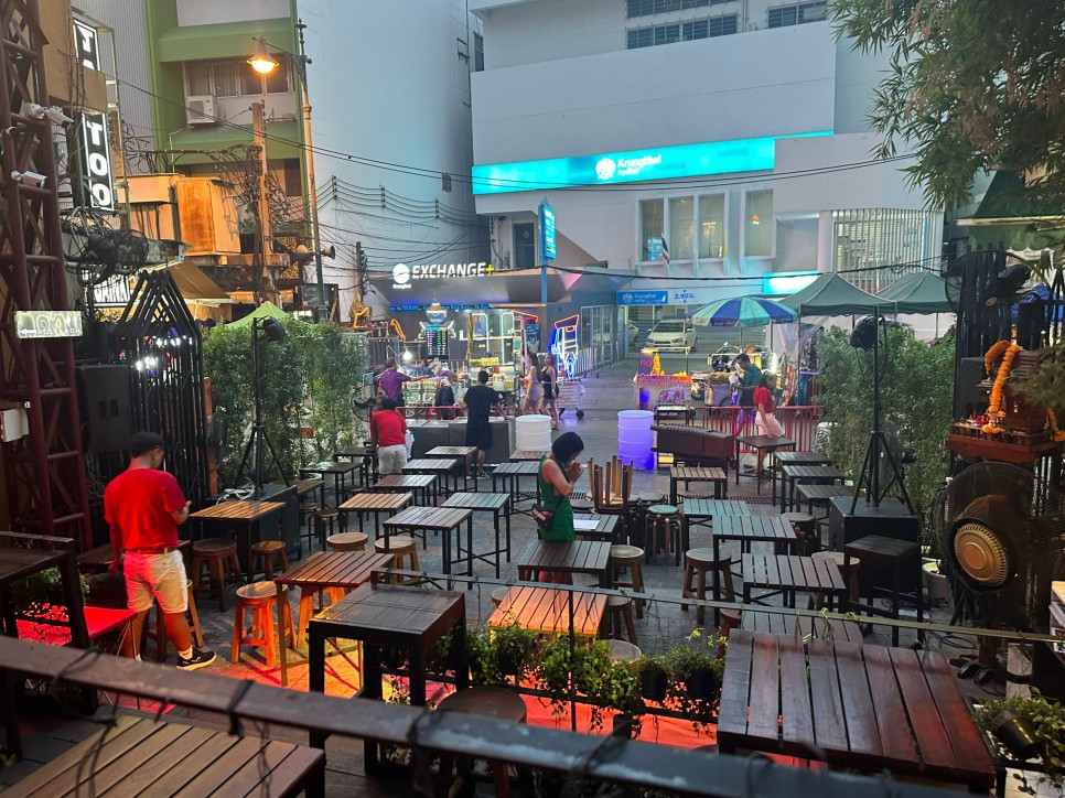 태국 방콕 여행 일상-7 카오산로드 핫플레이스 더원(The one)에서 식사, 재즈바 근처 카오산로드 가성비 최고 호텔 4 몽키 숙소 후기