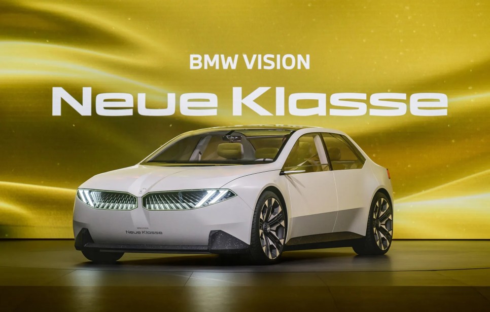 최초의 노이에 클라쎄 SUV, 2026년형 BMW iX3 스파이샷 포착