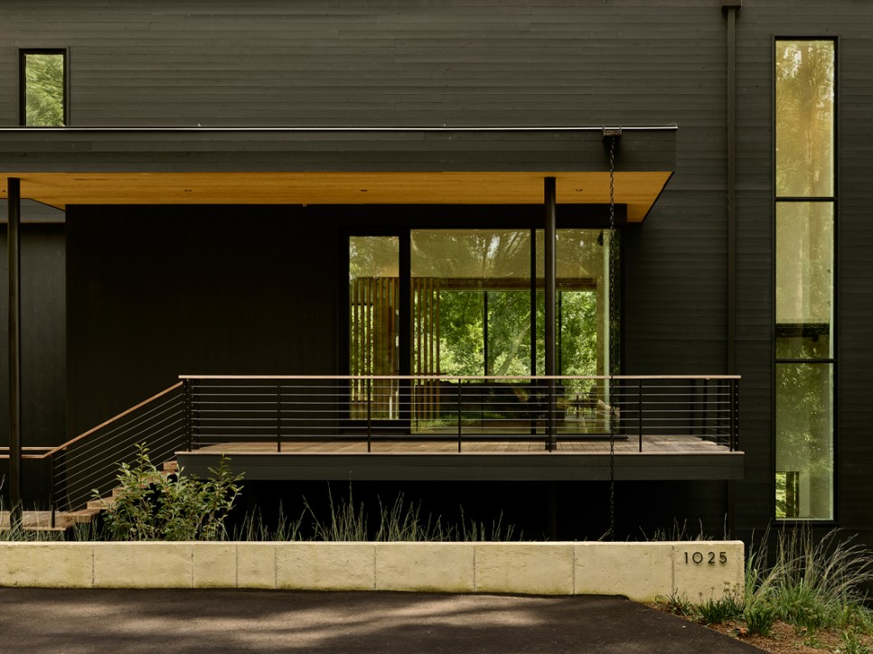 상실감 치유를 위해 자연 몰입형 구조로 지은 숲속의 살림집, Virginia Tree House by Robert Young Architects