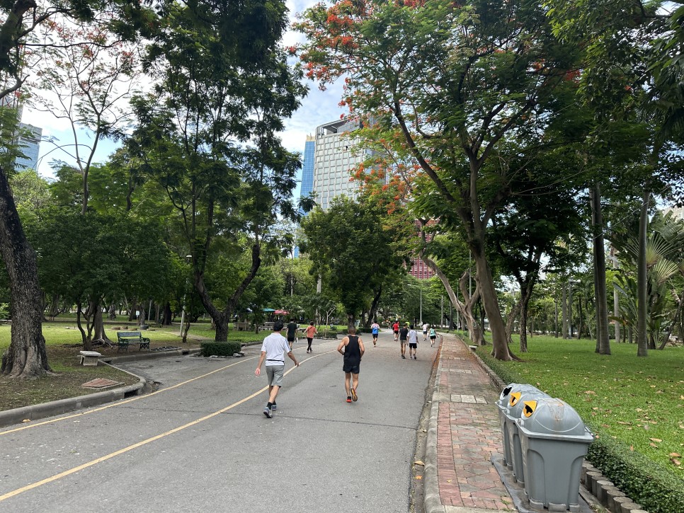 태국 방콕 여행 일상-6 실롬 4성급 호텔에서 룸피니공원 산책하며 물왕도마뱀 구경하기 / 마하나콘 방문기