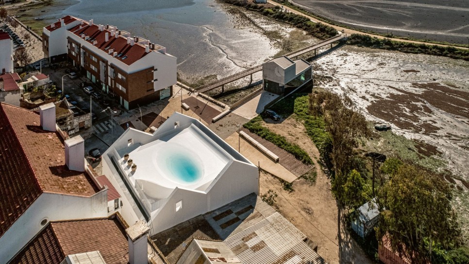 공중 물풍선 폭탄? 웅덩이 형태의 옥상 수영장이 있는 단독주택, Private House by Aires Mateus