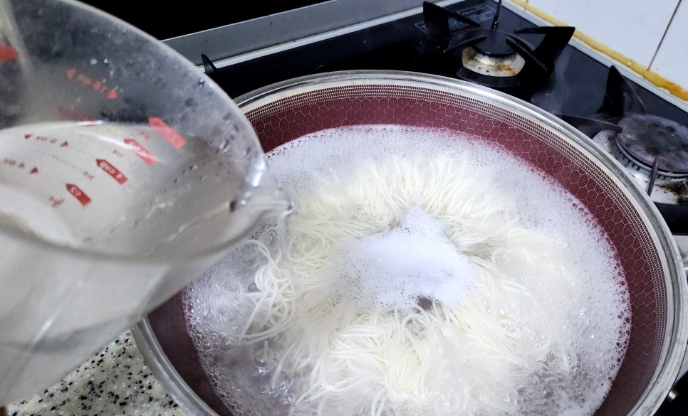 간단한 비빔국수 양념장 만드는법 저녁메뉴 추천 비빔국수 레시피 국수삶는법