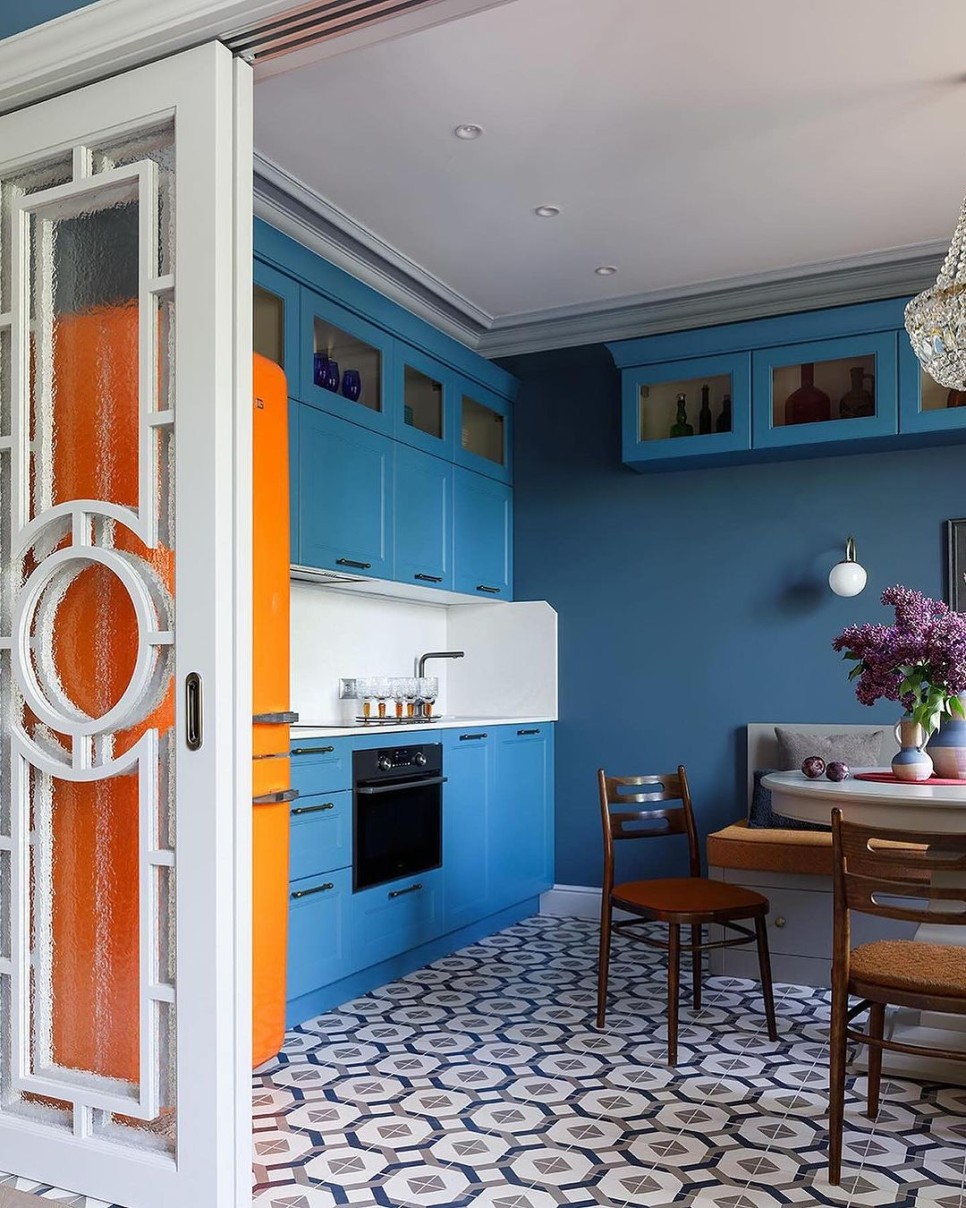 블루 클래식 예쁜 주방 인테리어 그림 액자와 주방바닥타일