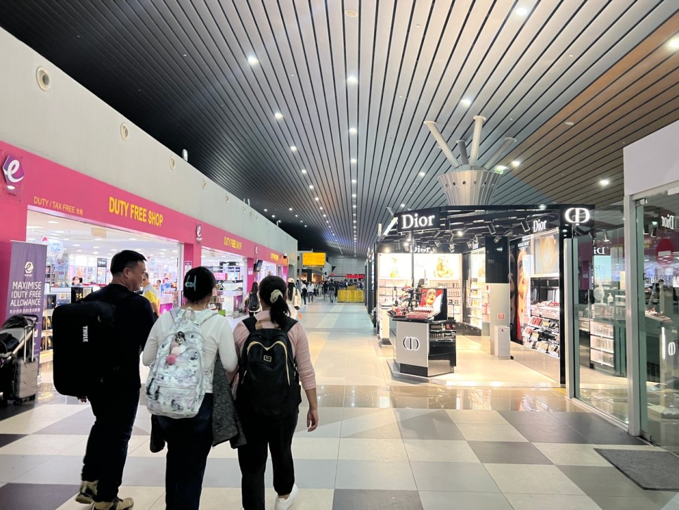 코타키나발루 국제공항 면세점과 스타벅스