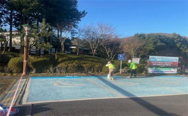 이용객 편의..제주시 노루생태관찰원, 주차장 정비 작업