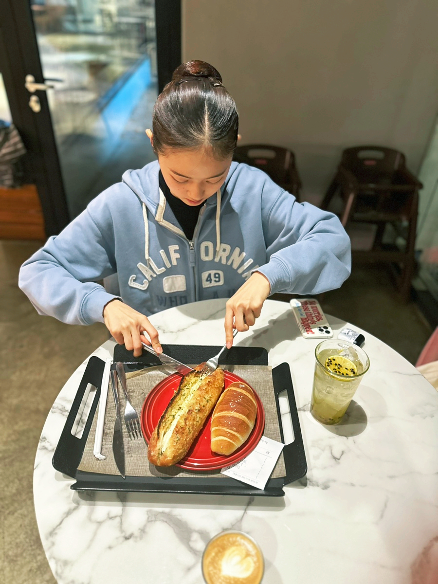 주말일기 부암동 몽핀 베이커리 카페 연희김밥 채점지옥