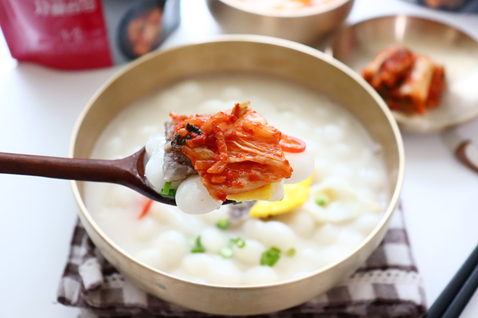 떡국 끓이기 더미식 사골곰탕 활용 레시피 조랭이떡국 재료 사골국물 요리