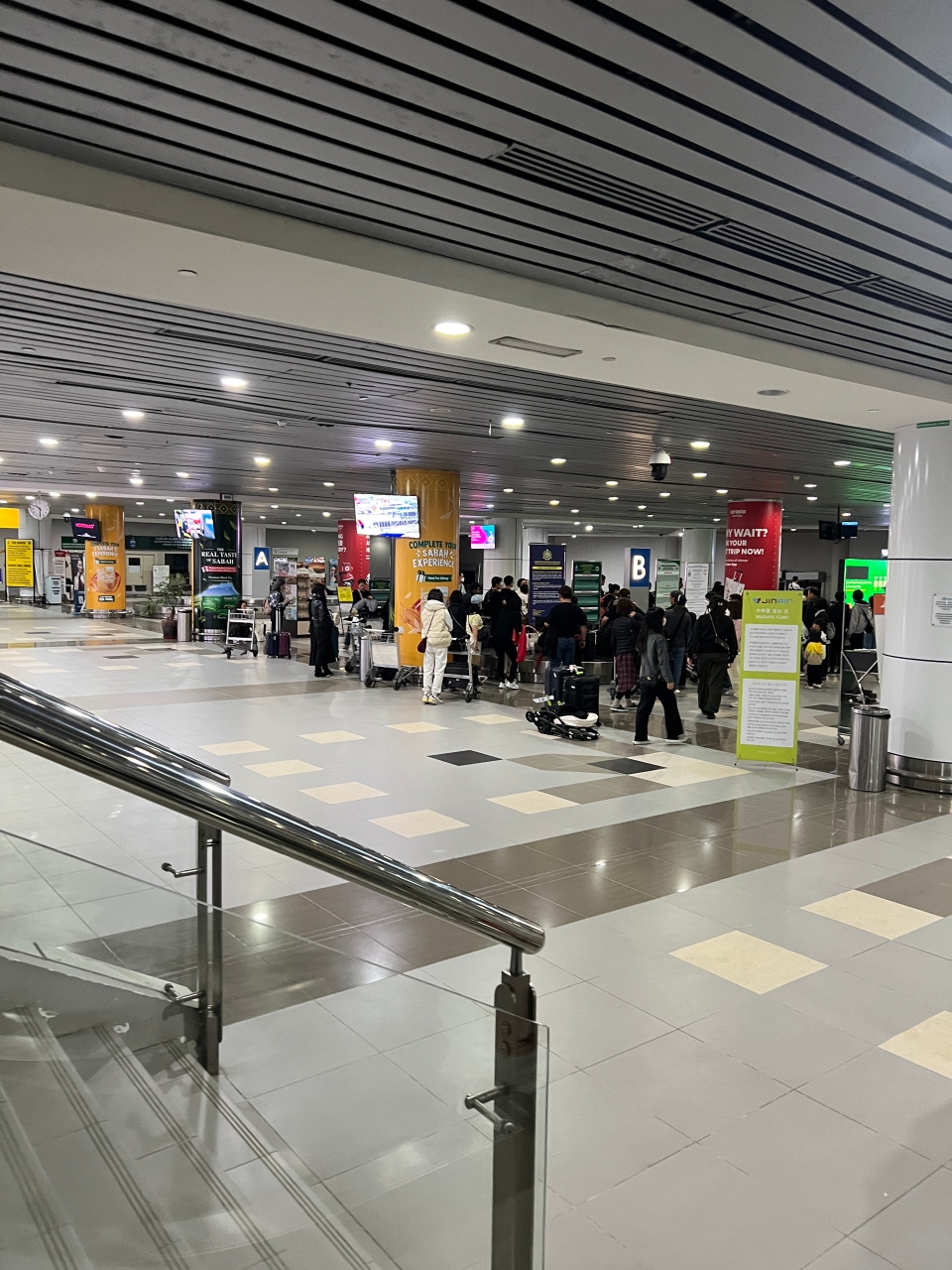 코타키나발루 국제공항 면세점과 스타벅스