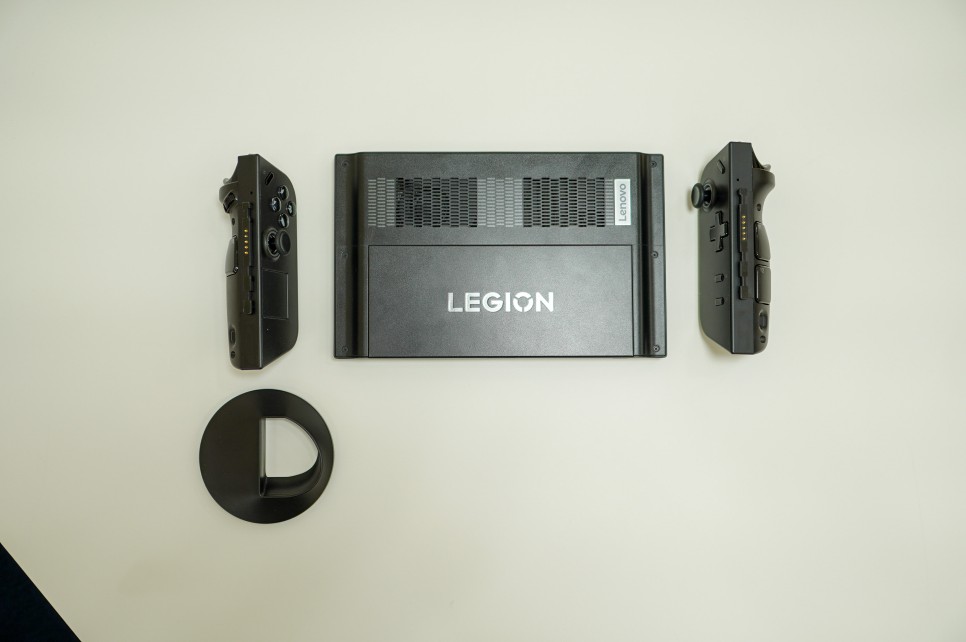 UMPC 레노버 리전고(Legion Go) 스팀덱 휴대용 게임용 컴퓨터 스펙과 액정 보호 필름 부착 후기