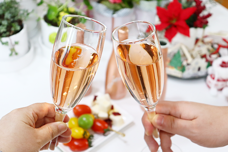 저스트비 로제 알코올 프리 스파클링 와인으로 크리스마스  홈파티 테이블 세팅