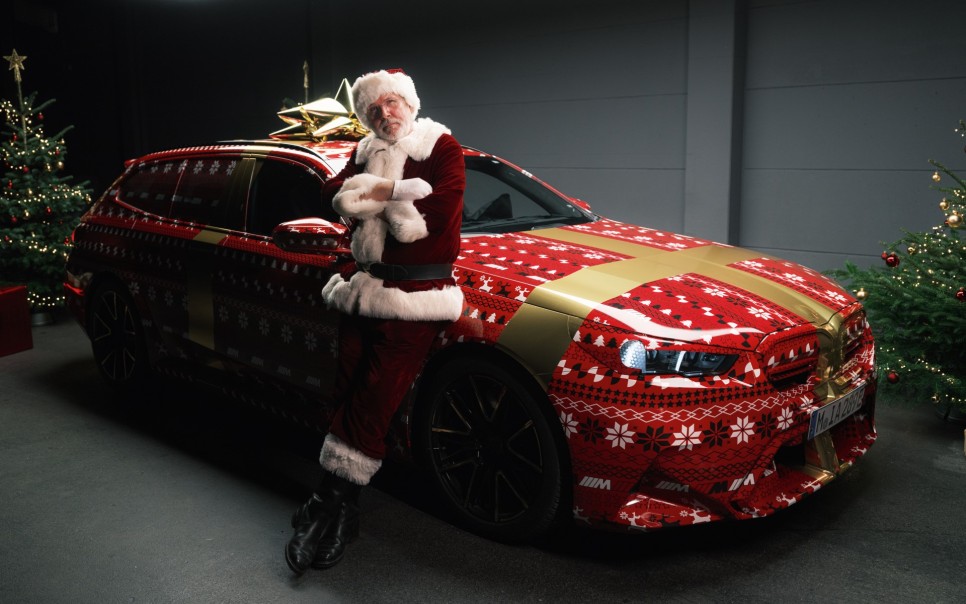 내년 출시 예정 뉴 BMW M5 투어링(G99) 산타 위장막 에디션