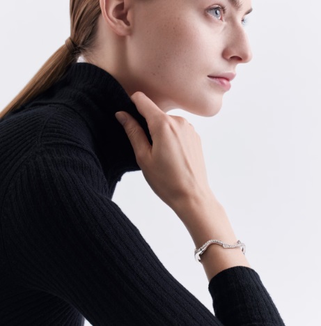 뉴진스 해린 디올 반지와 팔찌 고급스러운 쥬얼리 컬렉션.