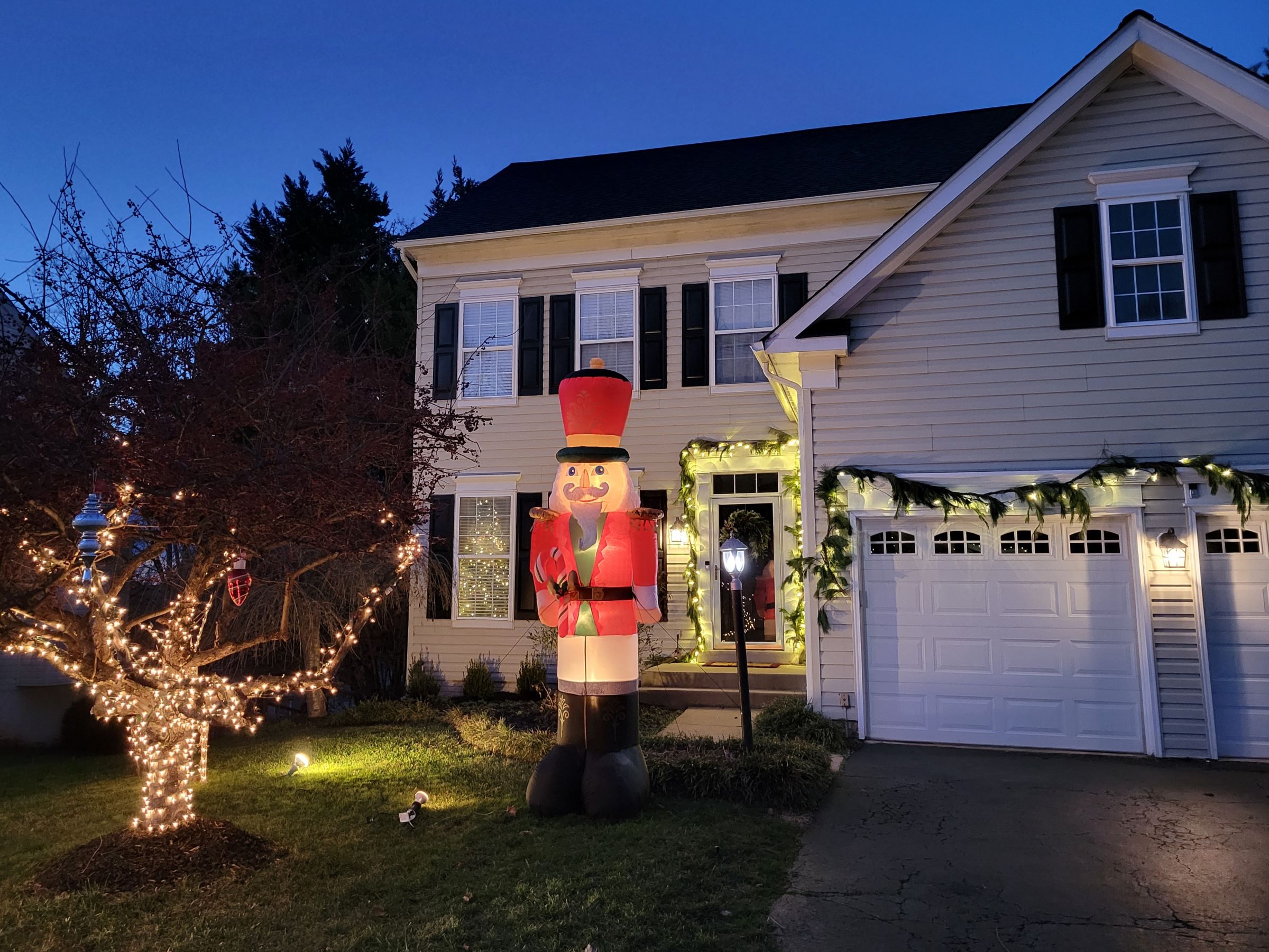 우리집 크리스마스 트리(Christmas Tree)들과 외부 조명, 그리고 동네 다른 집들의 연말장식 모습
