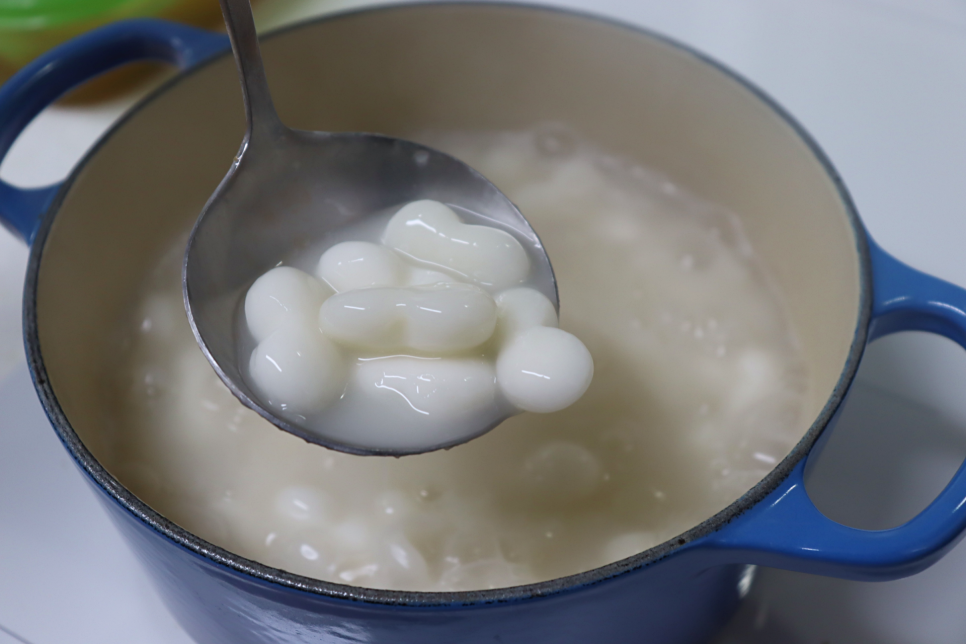 떡국 끓이기 더미식 사골곰탕 활용 레시피 조랭이떡국 재료 사골국물 요리