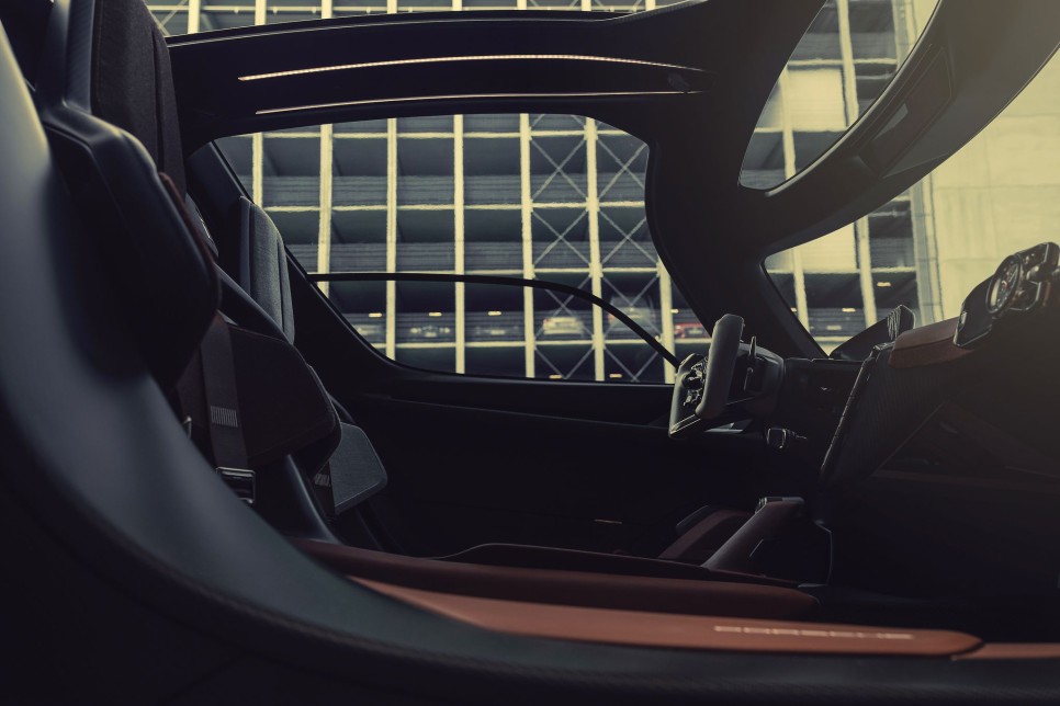 포르쉐의 미션 X 전기 슈퍼카 컨셉트, 더 밝은 미래로 향하다