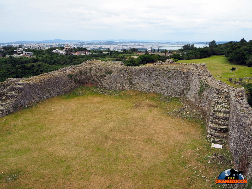 (일본 오키나와 / 나카구스쿠성) 오키나와에서 보존 상태가 가장 좋은 옛 성. 유네스코 세계문화유산으로 지정된 곳. 아름다운 주변 풍경은 보너스!