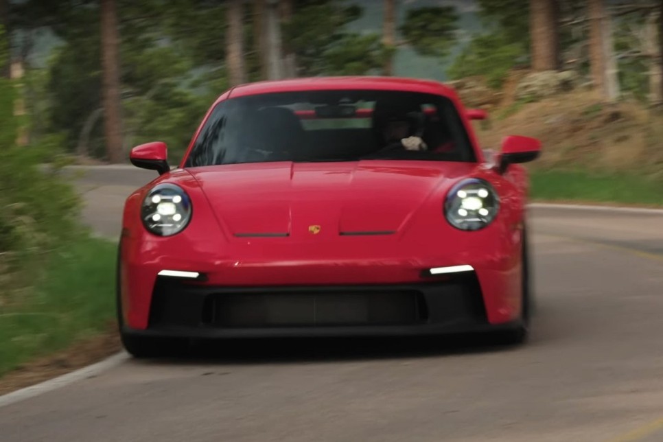 9,000rpm로 표효하는 포르쉐 911 GT3의 배기음