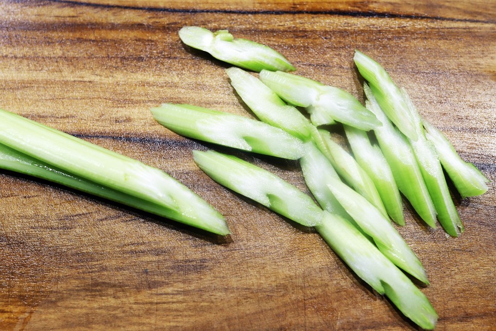 샐러리 요리 샐러리볶음 손질 맛있게먹는법