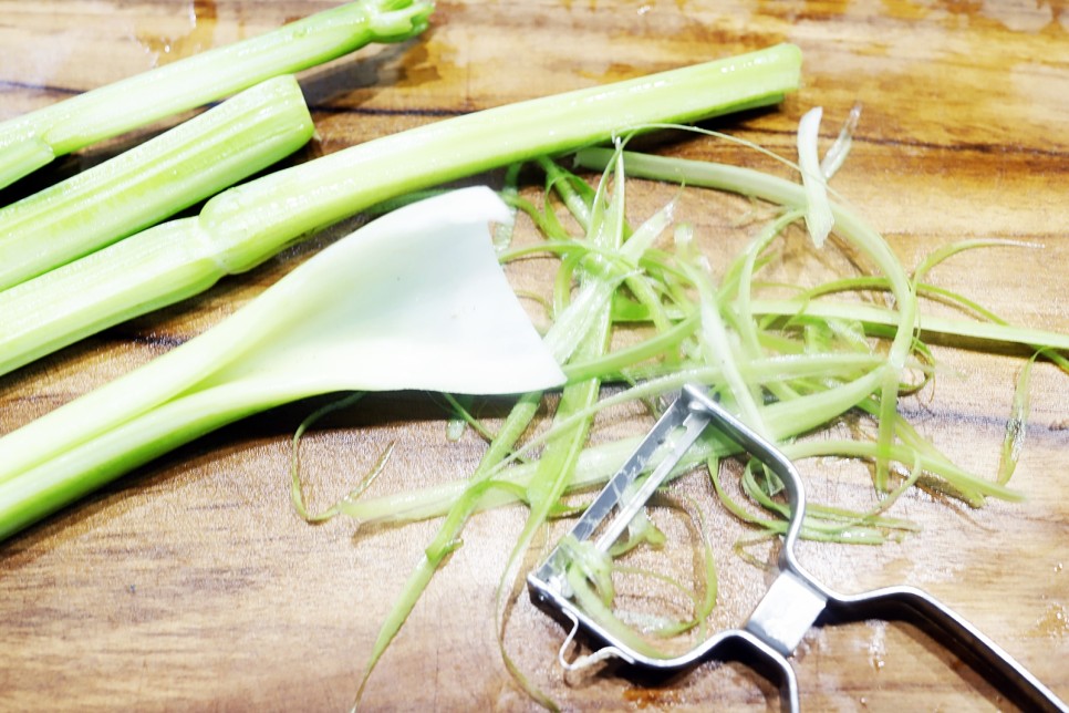 샐러리 요리 샐러리볶음 손질 맛있게먹는법