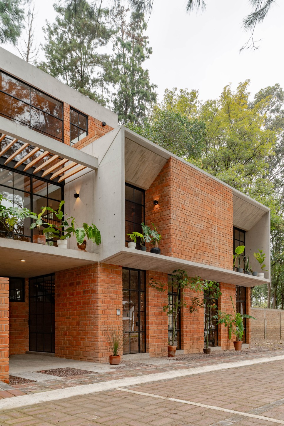 전통과 현대 재료 + 변화에 적응하는 구조로 지은 멕시코 주택, MoMa House by Estudio Tecalli