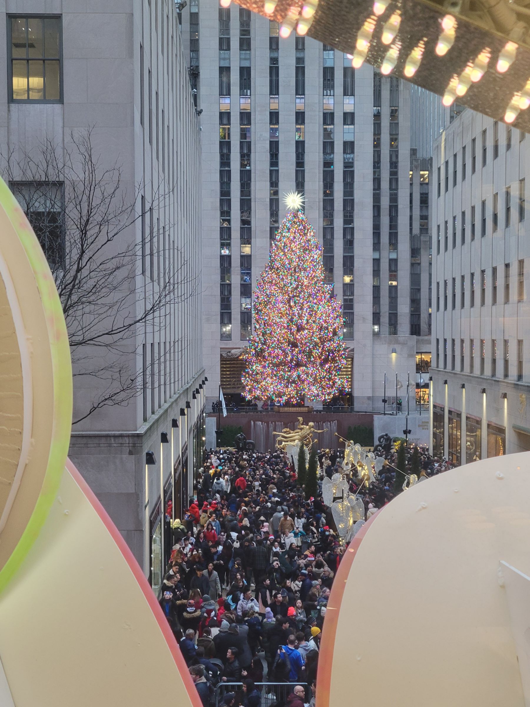 록펠러센터 크리스마스 트리와 아이스링크, 삭스피프스애비뉴(Saks Fifth Avenue) 백화점의 연말장식