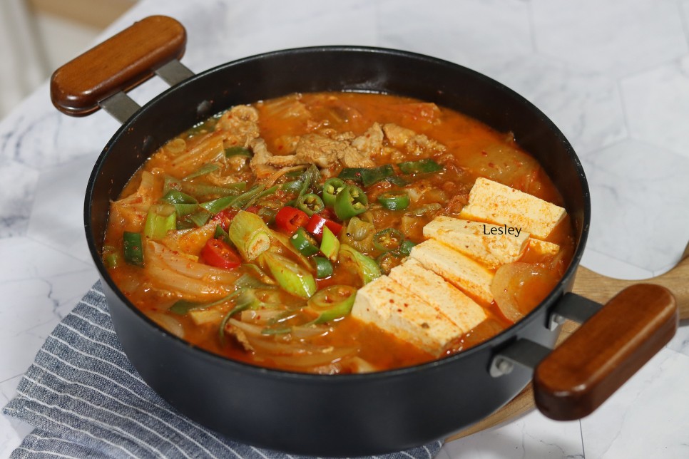 돼지 김치찌개 맛있게 끓이는법 목살 돼지고기 묵은지 김치찌개 레시피