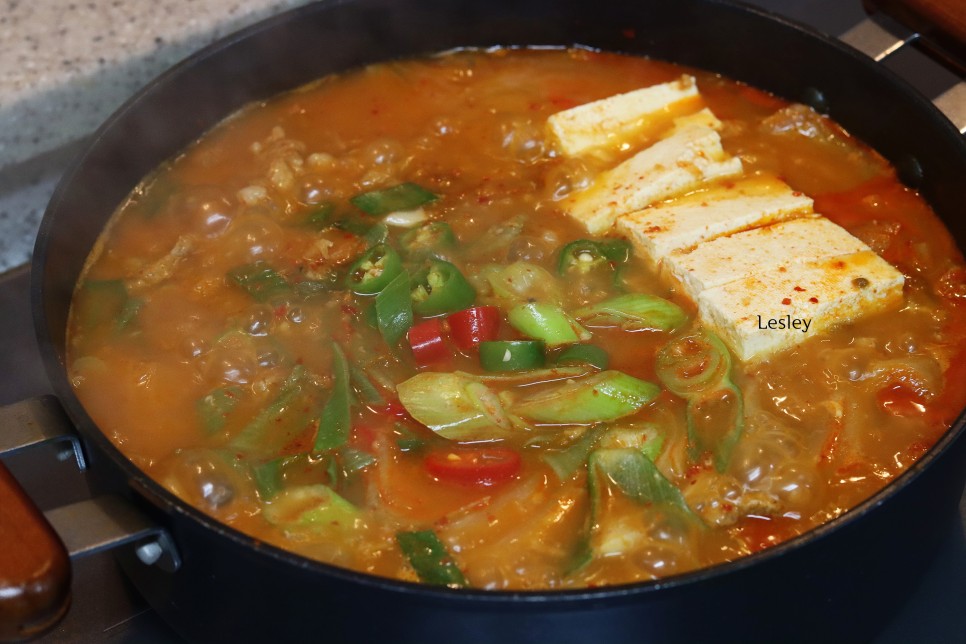 돼지 김치찌개 맛있게 끓이는법 목살 돼지고기 묵은지 김치찌개 레시피