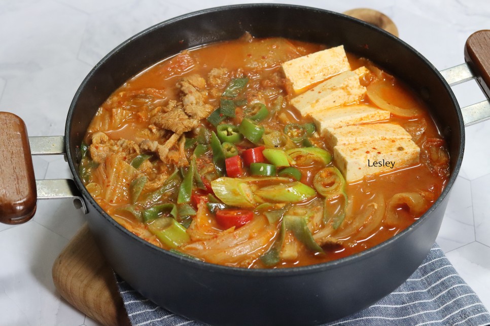 돼지 김치찌개 맛있게 끓이는법 목살 돼지고기 묵은지 김치찌개 레시피