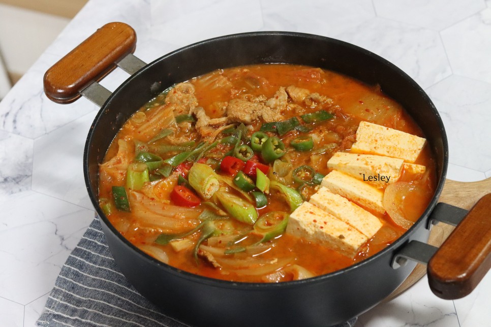 돼지 김치찌개 맛있게 끓이는법 목살 돼지고기 묵은지 김치찌개 레시피