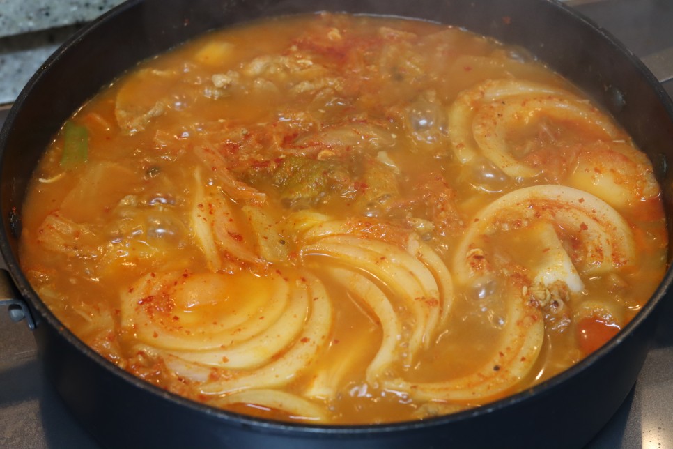 돼지 김치찌개 맛있게 끓이는법 목살 돼지고기 묵은지 김치찌개 레시피