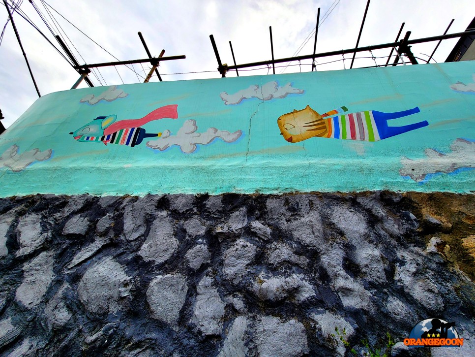 (강원 춘천 / 효자동 벽화마을 #2) 2012년에 진행된 낭만골목 프로젝트의 일환으로 만들어진 벽화마을. 남춘천역에서 걸어서 만나는 아름다운 벽화들
