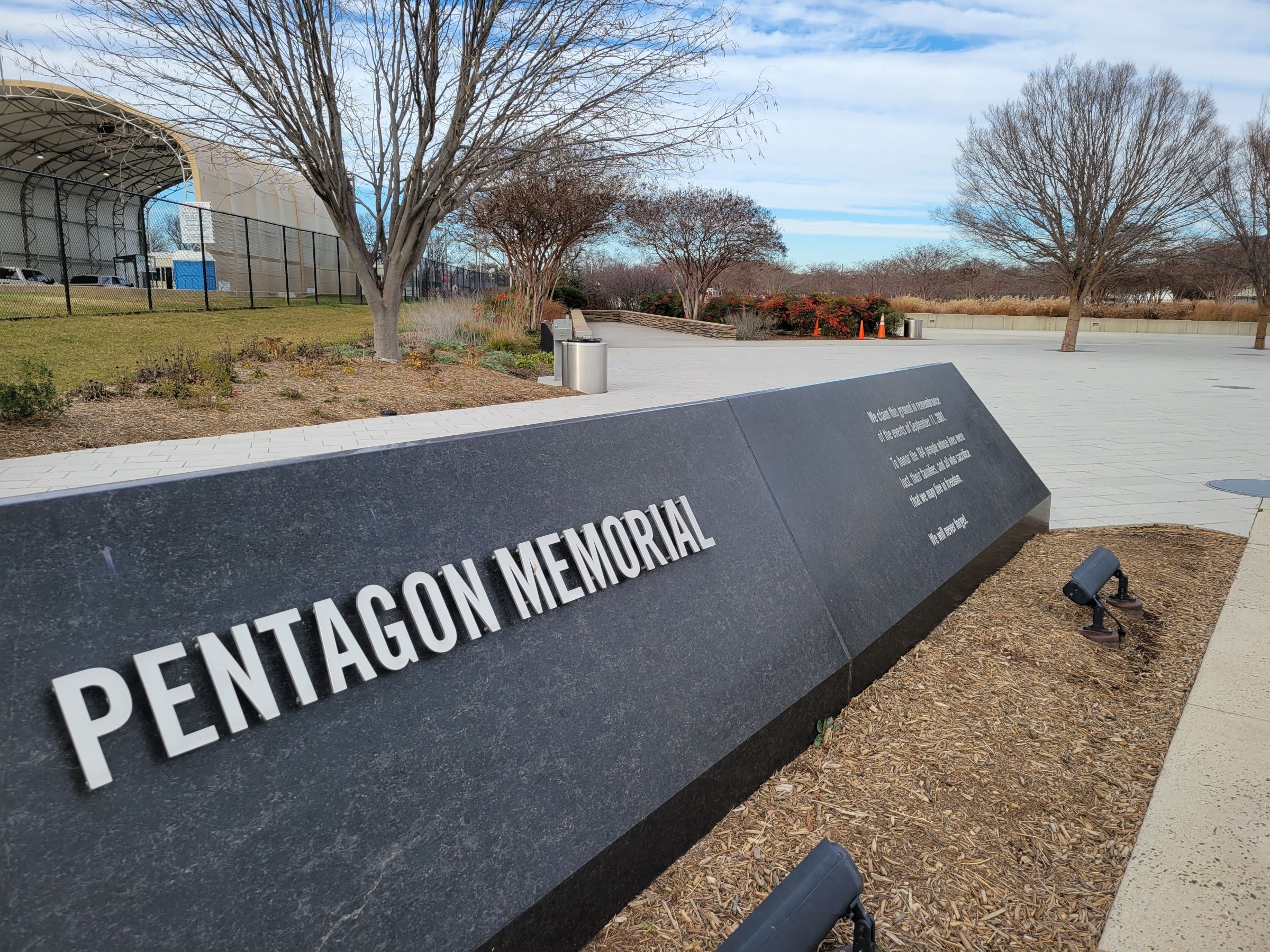 9·11 테러 희생자를 기리는 버지니아 알링턴의 펜타곤 메모리얼(Pentagon Memorial)과 미공군 기념물