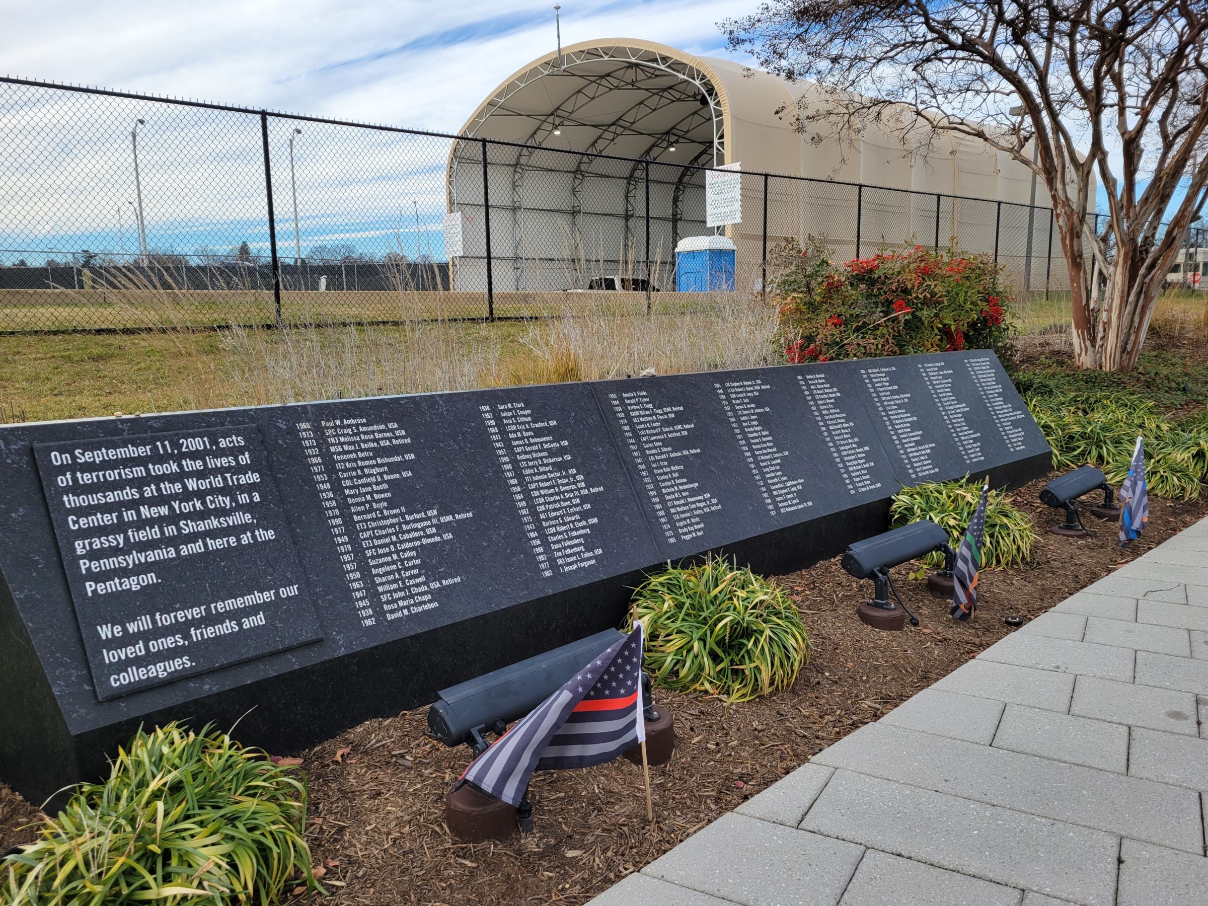 9·11 테러 희생자를 기리는 버지니아 알링턴의 펜타곤 메모리얼(Pentagon Memorial)과 미공군 기념물