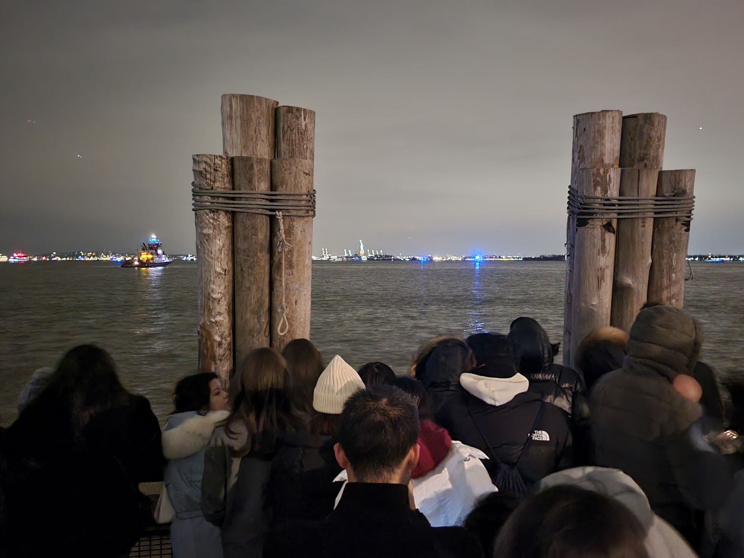 맨하탄 남쪽의 배터리파크(Battery Park)에서 뉴욕시의 2024년 새해맞이 자유의 여신상 불꽃놀이 구경