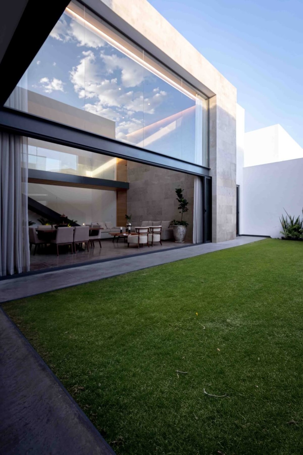가정생활과 사교모임 모두를 위한 단독주택, Jacarandas 114 by Garza Tristan Arquitectos