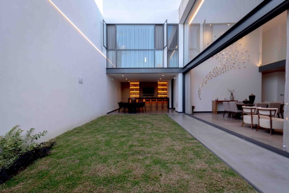 가정생활과 사교모임 모두를 위한 단독주택, Jacarandas 114 by Garza Tristan Arquitectos