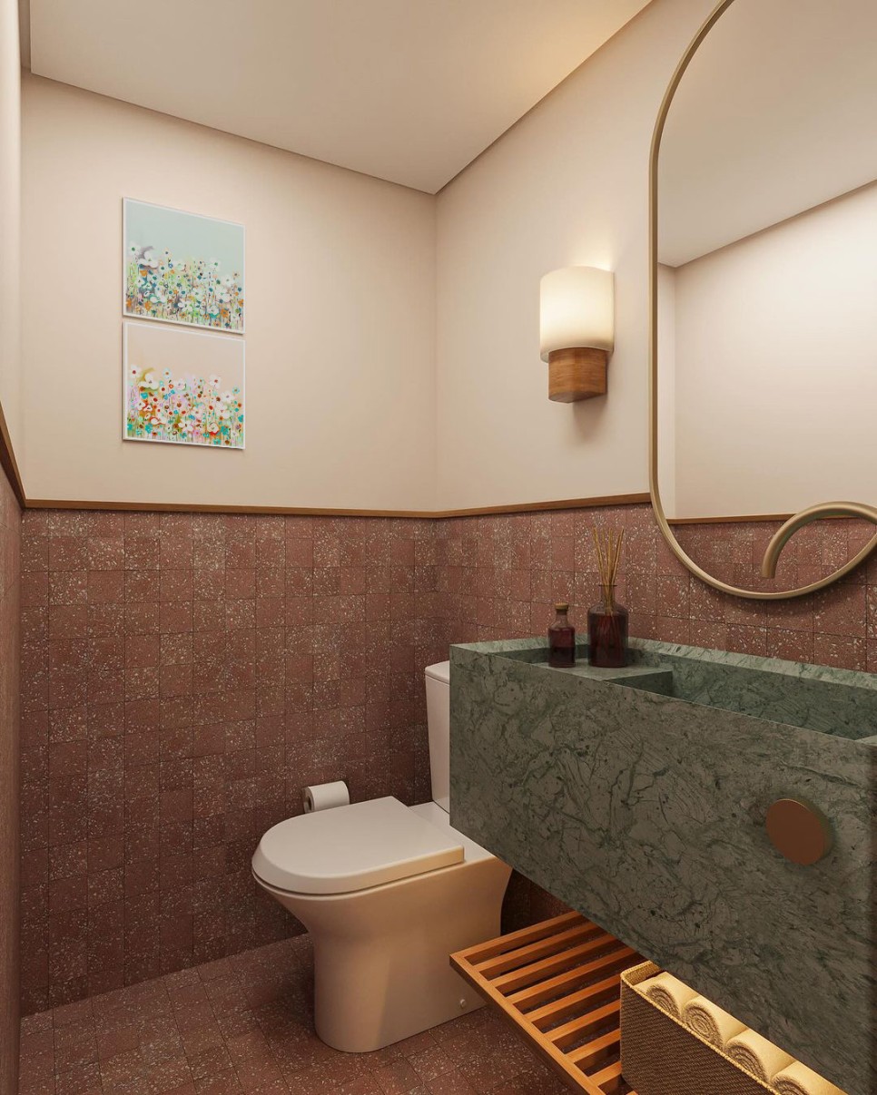 작은 예쁜 화장실 인테리어 벽 바닥 타일과 화사한 꽃 그림 액자