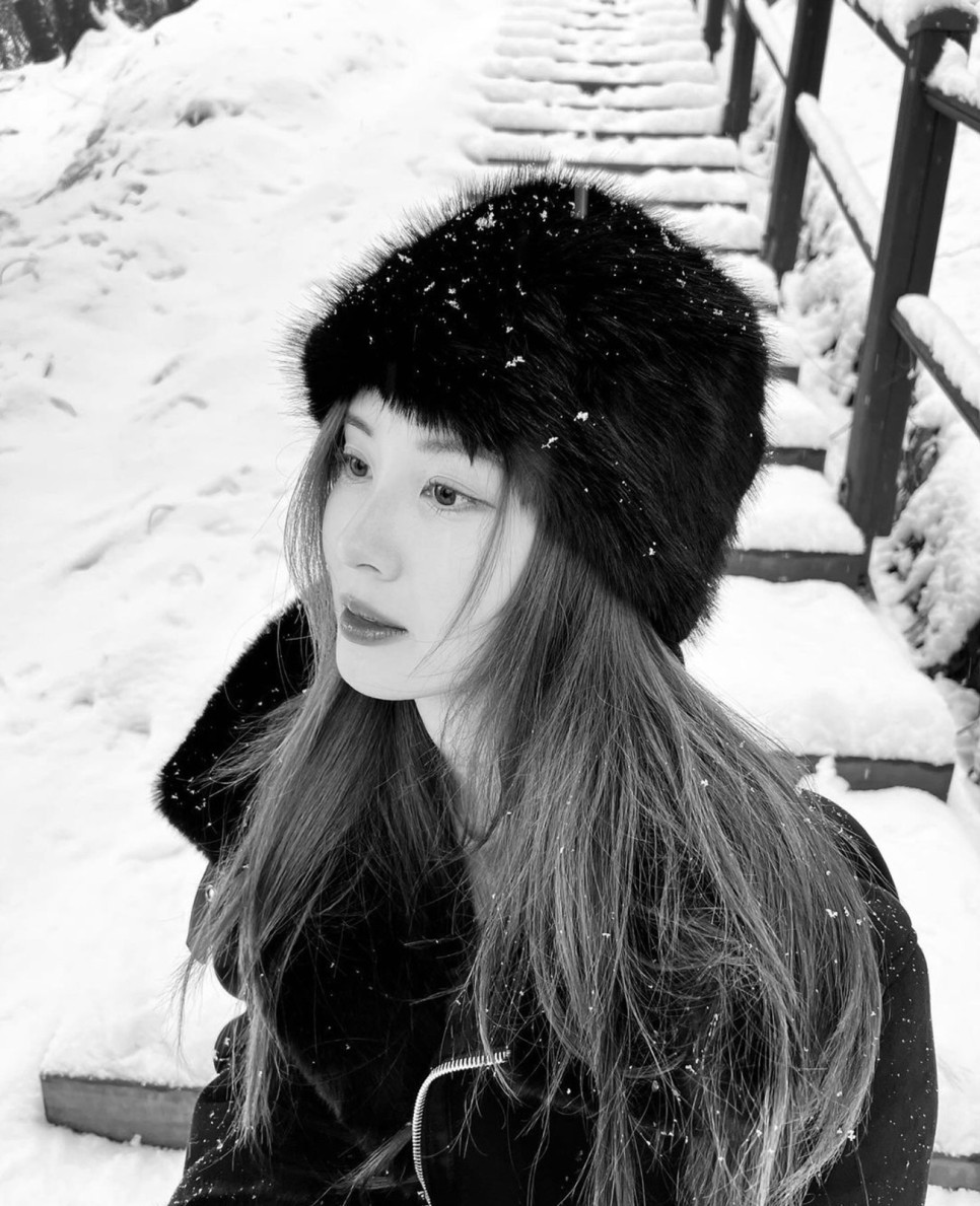 문부츠 서현 블랙 vs 김연아 화이트 눈밭 속 겨울 코디 패딩 방한부츠 해외직구 정보
