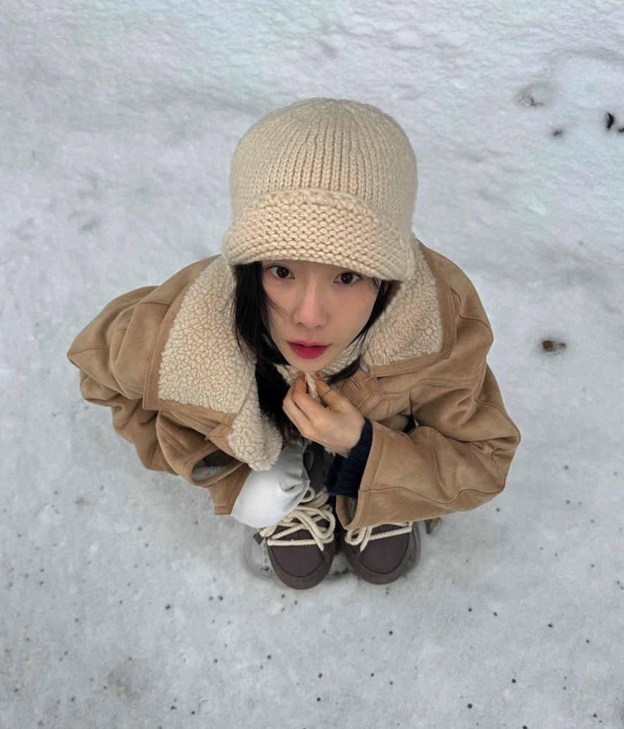 태연 여성 무스탕 자켓 바라클라바 모자 문부츠 겨울 코디 데일리룩