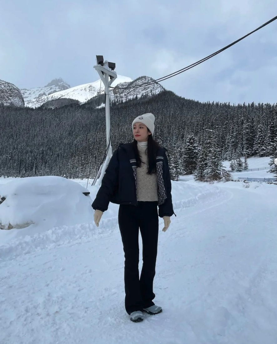 캐나다 여행 속 김연아 디올 명품 여성 숏패딩 몽클레어 x 팜엔젤스 비니 패션 여행룩