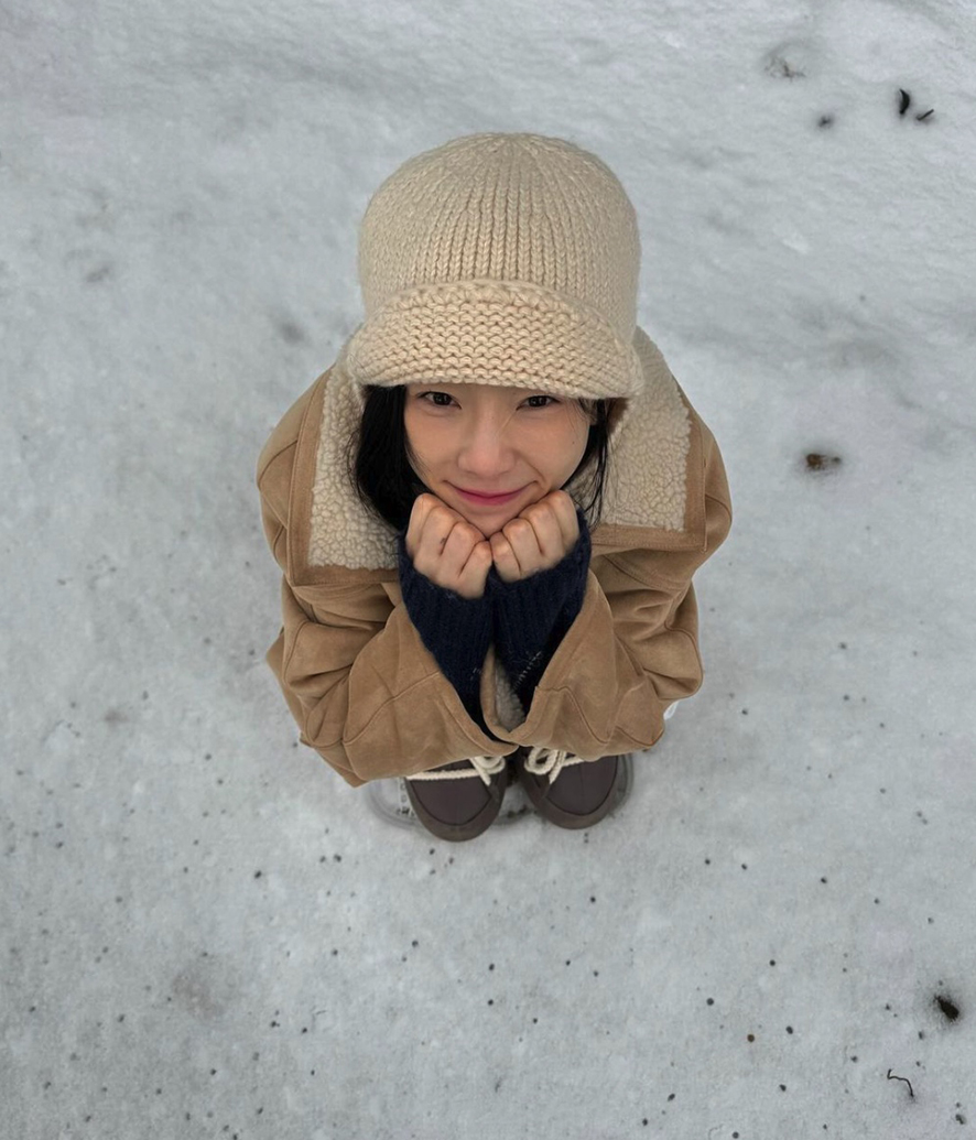 태연 여성 무스탕 자켓 바라클라바 모자 문부츠 겨울 코디 데일리룩